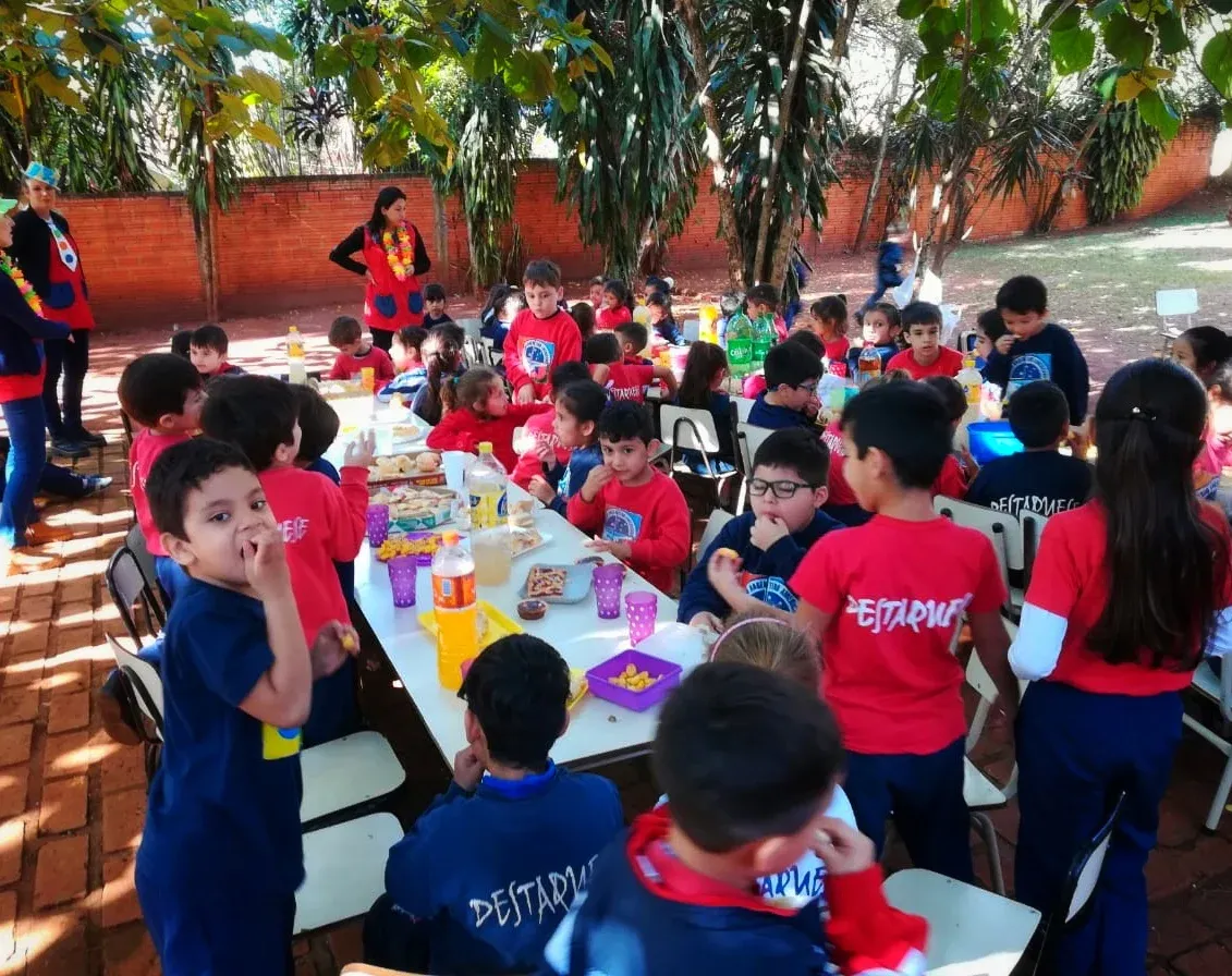 Alumnos del colegio compartiendo actividades