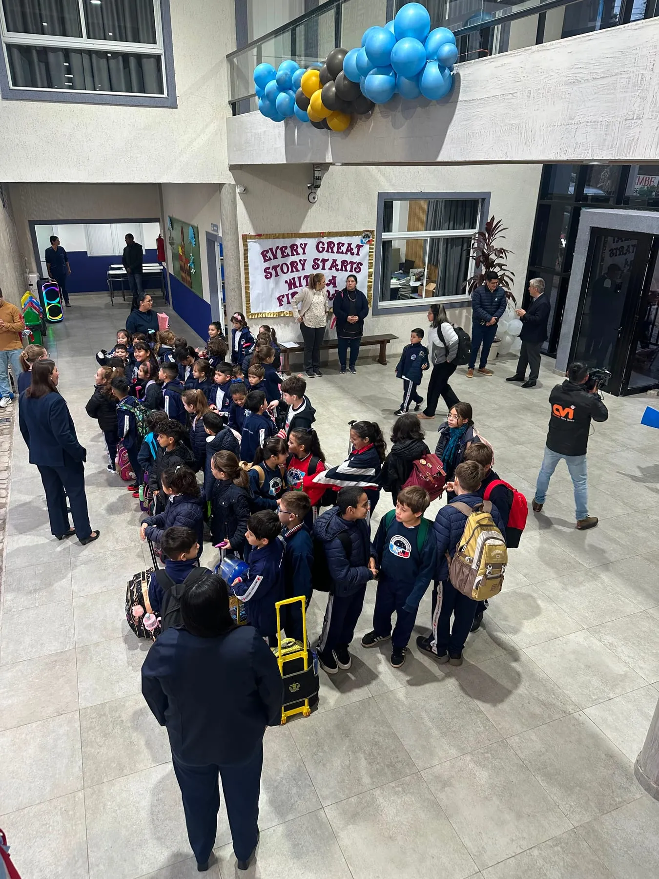 Hall del edificio de Nivel Inicial y Primario inaugurado en 2026, con los alumnos reunidos