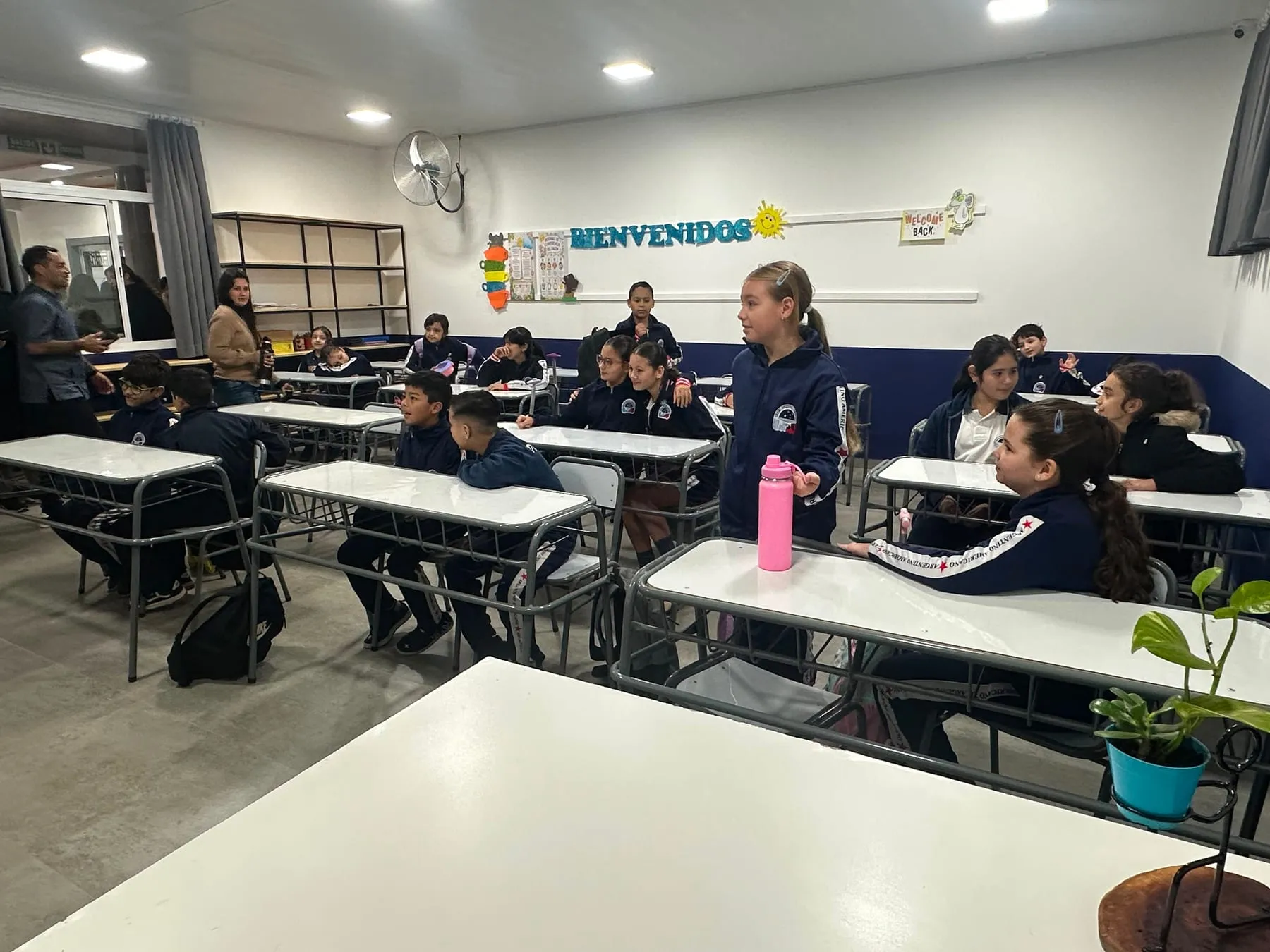 Aula del colegio con los carteles de bienvenida en español y en inglés