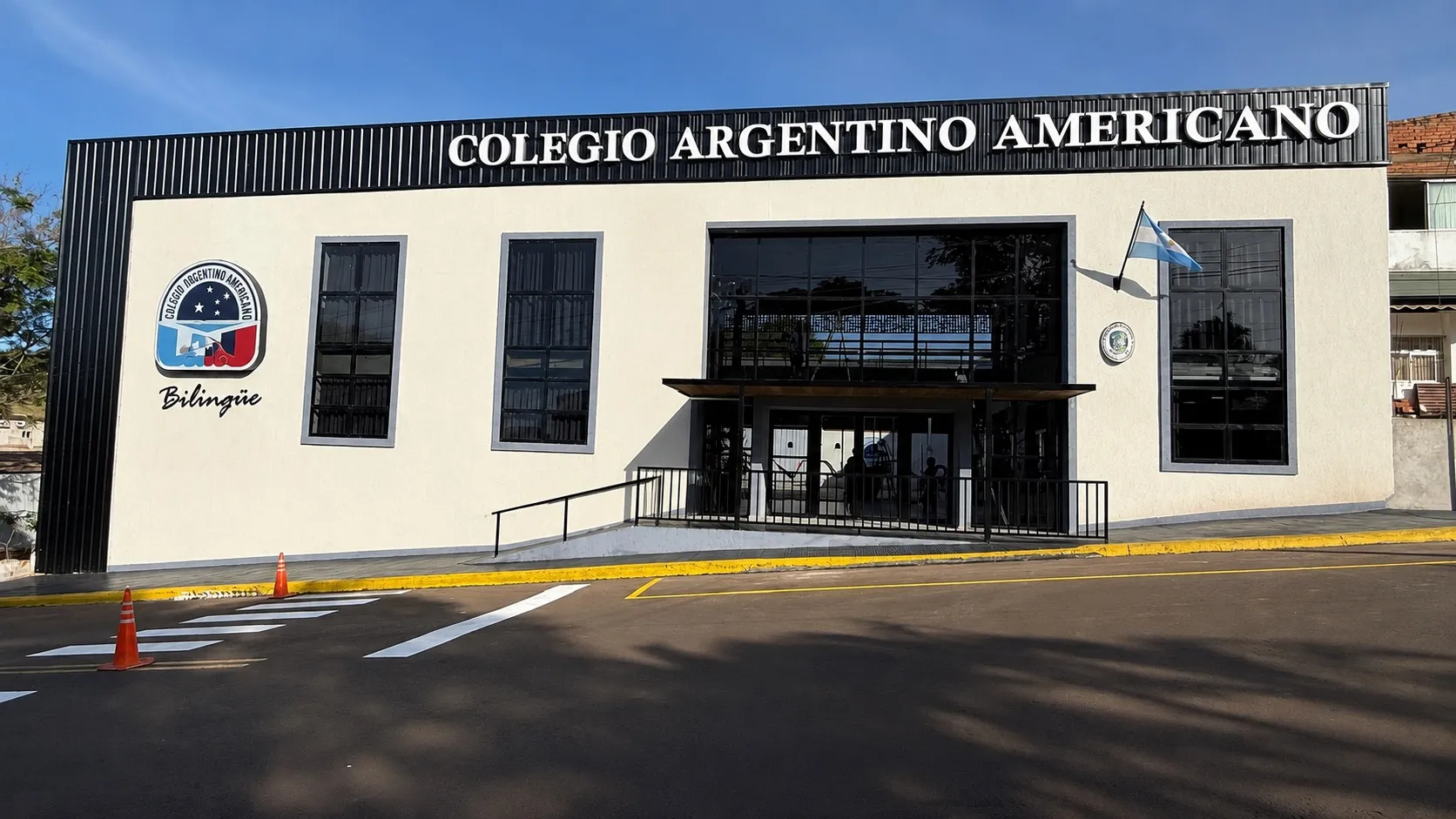 Fachada del nuevo edificio del Colegio Argentino Americano sobre Av. Guaraní, Puerto Iguazú