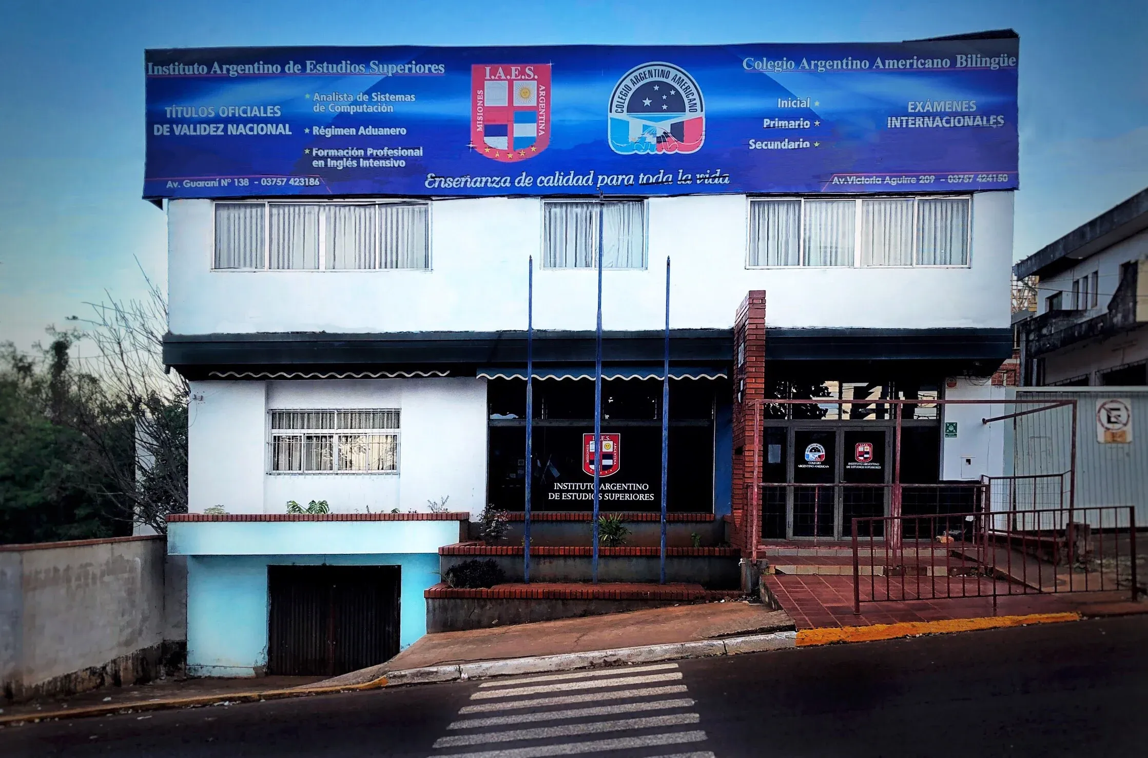 Edificio del Instituto Argentino de Estudios Superiores, Av. Guaraní 138