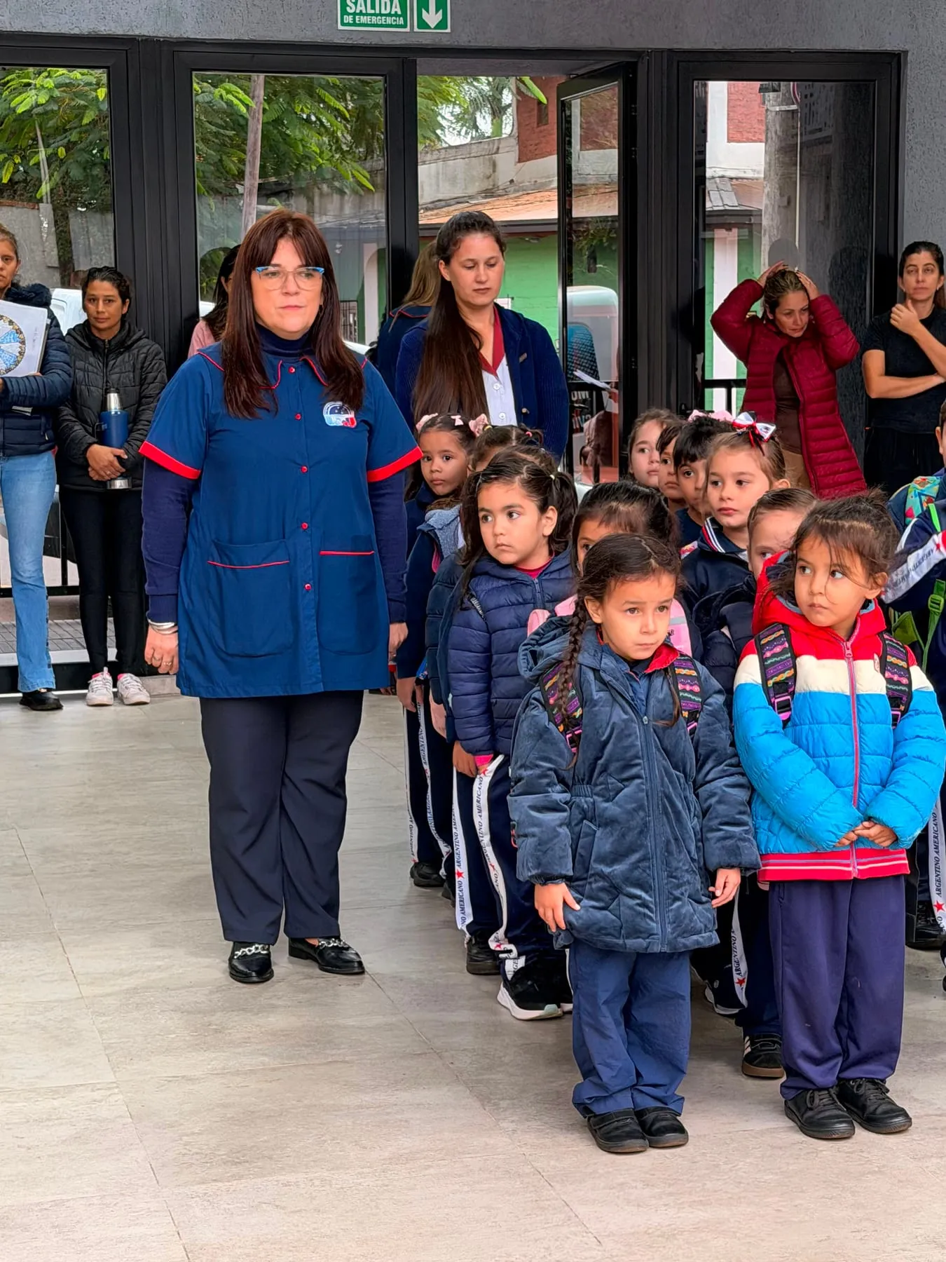 Alumnas y alumnos del Nivel Inicial formados en la entrada del colegio junto a su maestra