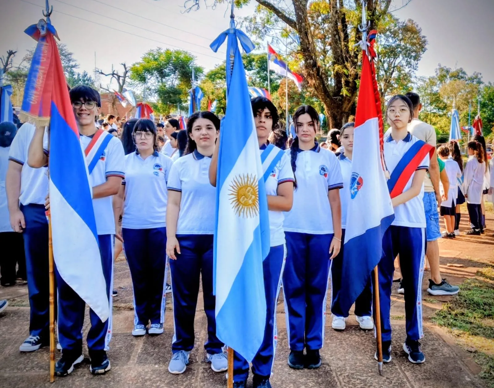 Abanderados del Nivel Secundario del Colegio Argentino Americano con las banderas de ceremonia
