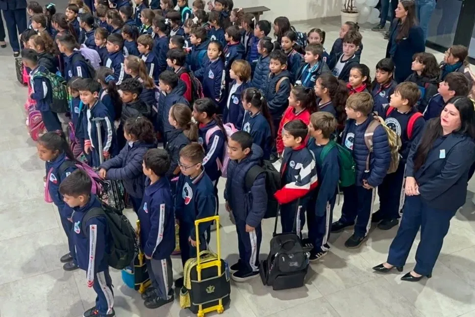 Formación de alumnos en el patio del colegio